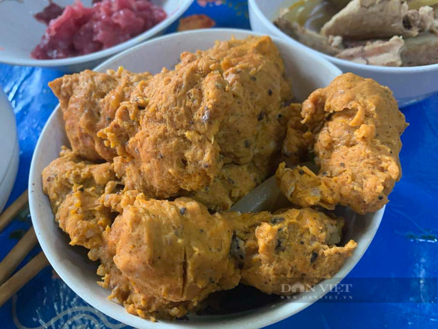 Quán bún bò tuổi đời 70 năm, ngày bán 300 bát, 9h đã hết - Hình 4 Quan bun bo tuoi doi 70 nam, ngay ban 300 bat, 9h da het-Hinh-4