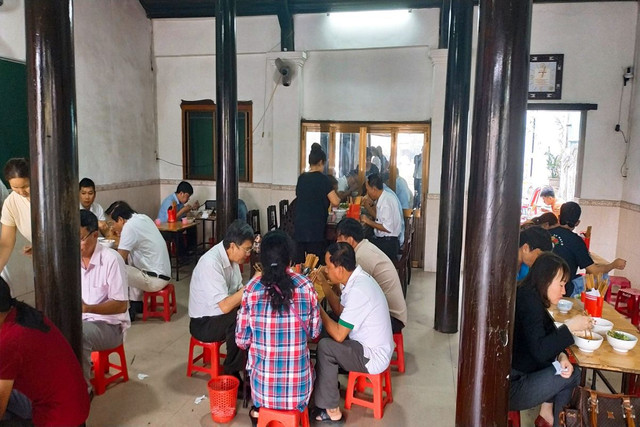Quán bún bò tuổi đời 70 năm, ngày bán 300 bát, 9h đã hết - Hình 6 Quan bun bo tuoi doi 70 nam, ngay ban 300 bat, 9h da het-Hinh-6