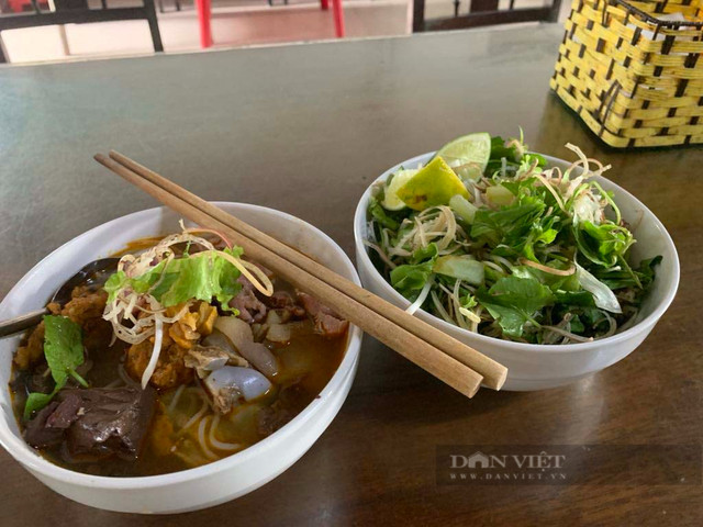 Quán bún bò tuổi đời 70 năm, ngày bán 300 bát, 9h đã hết Quan bun bo tuoi doi 70 nam, ngay ban 300 bat, 9h da het