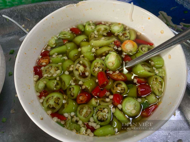 Quán bún bò tuổi đời 70 năm, ngày bán 300 bát, 9h đã hết - Hình 5 Quan bun bo tuoi doi 70 nam, ngay ban 300 bat, 9h da het-Hinh-5
