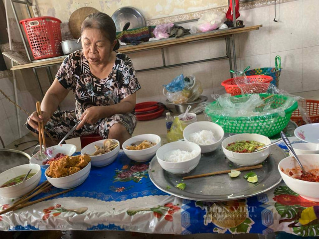 Quán bún bò tuổi đời 70 năm, ngày bán 300 bát, 9h đã hết - Hình 2 Quan bun bo tuoi doi 70 nam, ngay ban 300 bat, 9h da het-Hinh-2