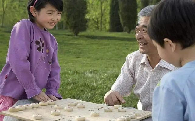Giữ tiền hay cho con, ông lão 75 tuổi trả lời gây xúc động Giu tien hay cho con, ong lao 75 tuoi tra loi gay xuc dong