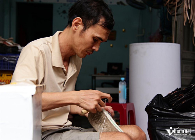 Nợ ân tình, anh thợ giày làm việc lạ lùng này suốt 8 năm - Hình 4 No an tinh, anh tho giay lam viec la lung nay suot 8 nam-Hinh-4