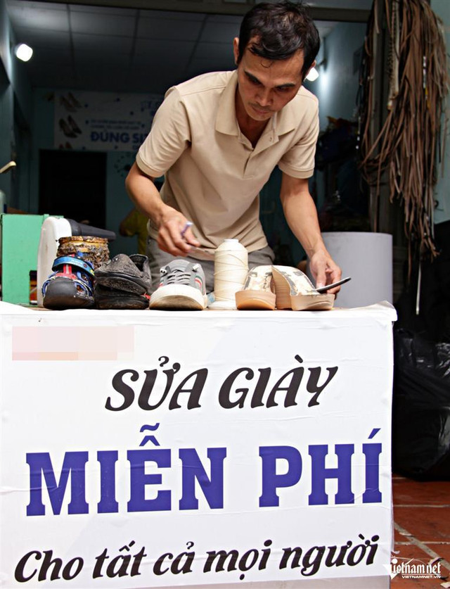 Nợ ân tình, anh thợ giày làm việc lạ lùng này suốt 8 năm No an tinh, anh tho giay lam viec la lung nay suot 8 nam