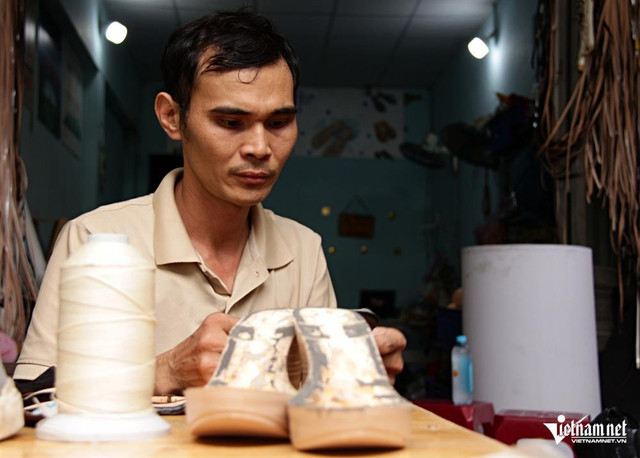 Nợ ân tình, anh thợ giày làm việc lạ lùng này suốt 8 năm - Hình 2 No an tinh, anh tho giay lam viec la lung nay suot 8 nam-Hinh-2
