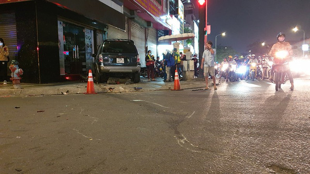 Ô tô tông liên hoàn, cuốn hai xe máy vào gầm ở Gò Vấp O to tong lien hoan, cuon hai xe may vao gam o Go Vap