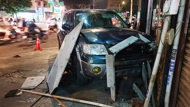 Ô tô tông liên hoàn, cuốn hai xe máy vào gầm ở Gò Vấp - Hình 2 O to tong lien hoan, cuon hai xe may vao gam o Go Vap-Hinh-2