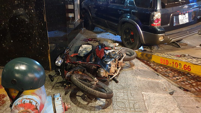 Ô tô tông liên hoàn, cuốn hai xe máy vào gầm ở Gò Vấp - Hình 3 O to tong lien hoan, cuon hai xe may vao gam o Go Vap-Hinh-3