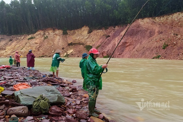Nhiều người vợt cá bên dòng lũ chảy xiết dưới chân hồ Kẻ Gỗ - Hình 13 Nhieu nguoi vot ca ben dong lu chay xiet duoi chan ho Ke Go-Hinh-13
