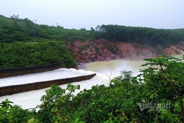 Nhiều người vợt cá bên dòng lũ chảy xiết dưới chân hồ Kẻ Gỗ - Hình 2 Nhieu nguoi vot ca ben dong lu chay xiet duoi chan ho Ke Go-Hinh-2