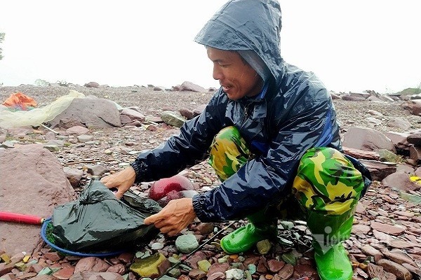 Nhiều người vợt cá bên dòng lũ chảy xiết dưới chân hồ Kẻ Gỗ - Hình 7 Nhieu nguoi vot ca ben dong lu chay xiet duoi chan ho Ke Go-Hinh-7