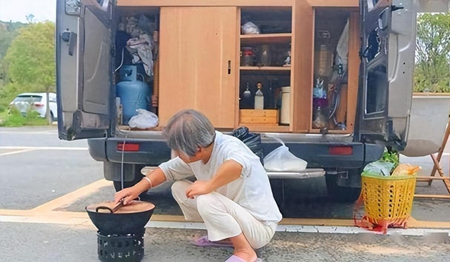 Người phụ nữ không kết hôn, tuổi U70 bán nhà đi du lịch - Hình 4 Nguoi phu nu khong ket hon, tuoi U70 ban nha di du lich-Hinh-4