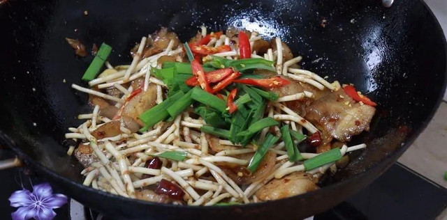 Loại rau dại người yêu kẻ sợ, giúp an thần, bổ gan - Hình 16 Loai rau dai nguoi yeu ke so, giup an than, bo gan-Hinh-16