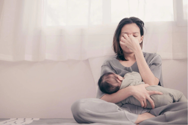 Con nhỏ nhưng tuần nào cũng phải phục vụ bạn của mẹ chồng Con nho nhung tuan nao cung phai phuc vu ban cua me chong