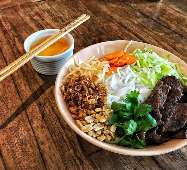 Món đặc sản bún thịt nướng của Huế có gì đặc biệt? - Hình 3 Mon dac san bun thit nuong cua Hue co gi dac biet?-Hinh-3
