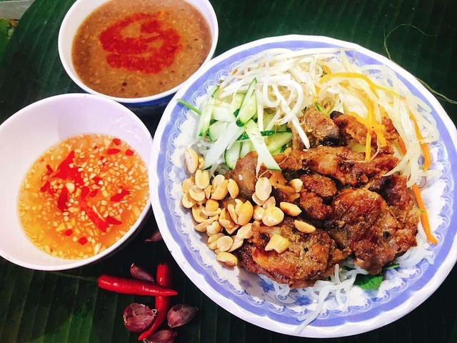 Món đặc sản bún thịt nướng của Huế có gì đặc biệt? - Hình 5 Mon dac san bun thit nuong cua Hue co gi dac biet?-Hinh-5