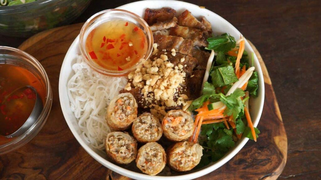 Món đặc sản bún thịt nướng của Huế có gì đặc biệt? - Hình 4 Mon dac san bun thit nuong cua Hue co gi dac biet?-Hinh-4