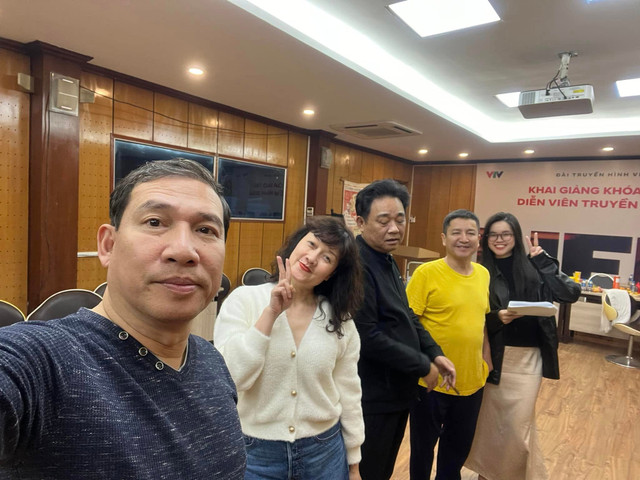 Con trai MC Lại Văn Sâm xuất hiện ở hậu trường Táo Quân 2025 - Hình 3 Con trai MC Lai Van Sam xuat hien o hau truong Tao Quan 2025-Hinh-3