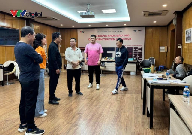 Con trai MC Lại Văn Sâm xuất hiện ở hậu trường Táo Quân 2025 - Hình 4 Con trai MC Lai Van Sam xuat hien o hau truong Tao Quan 2025-Hinh-4