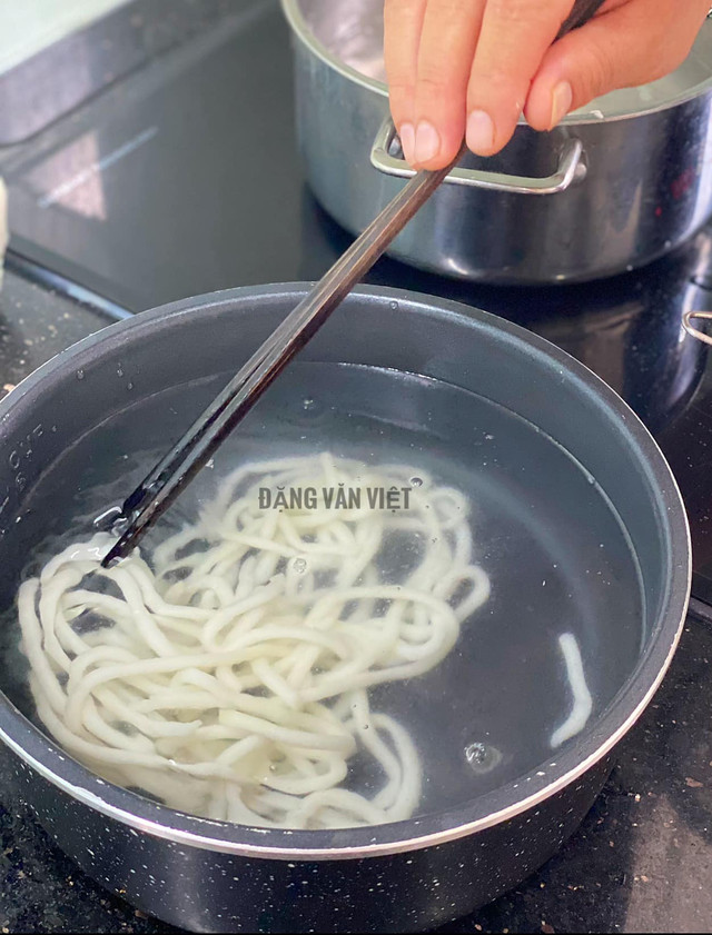 Cách làm món bánh canh từ phồng tôm thơm ngon, mới mẻ - Hình 13 Cach lam mon banh canh tu phong tom thom ngon, moi me-Hinh-13