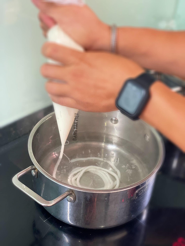 Cách làm món bánh canh từ phồng tôm thơm ngon, mới mẻ - Hình 12 Cach lam mon banh canh tu phong tom thom ngon, moi me-Hinh-12