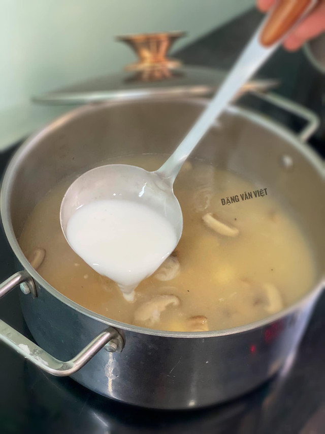Cách làm món bánh canh từ phồng tôm thơm ngon, mới mẻ - Hình 4 Cach lam mon banh canh tu phong tom thom ngon, moi me-Hinh-4