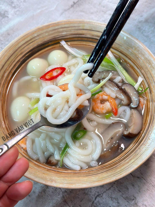 Cách làm món bánh canh từ phồng tôm thơm ngon, mới mẻ - Hình 16 Cach lam mon banh canh tu phong tom thom ngon, moi me-Hinh-16