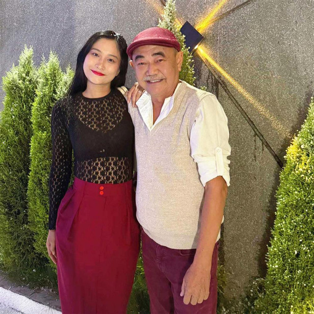 NSND Việt Anh hay đăng ảnh bên cô gái trẻ - Hình 4 NSND Viet Anh hay dang anh ben co gai tre-Hinh-4