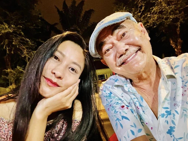 NSND Việt Anh hay đăng ảnh bên cô gái trẻ - Hình 3 NSND Viet Anh hay dang anh ben co gai tre-Hinh-3