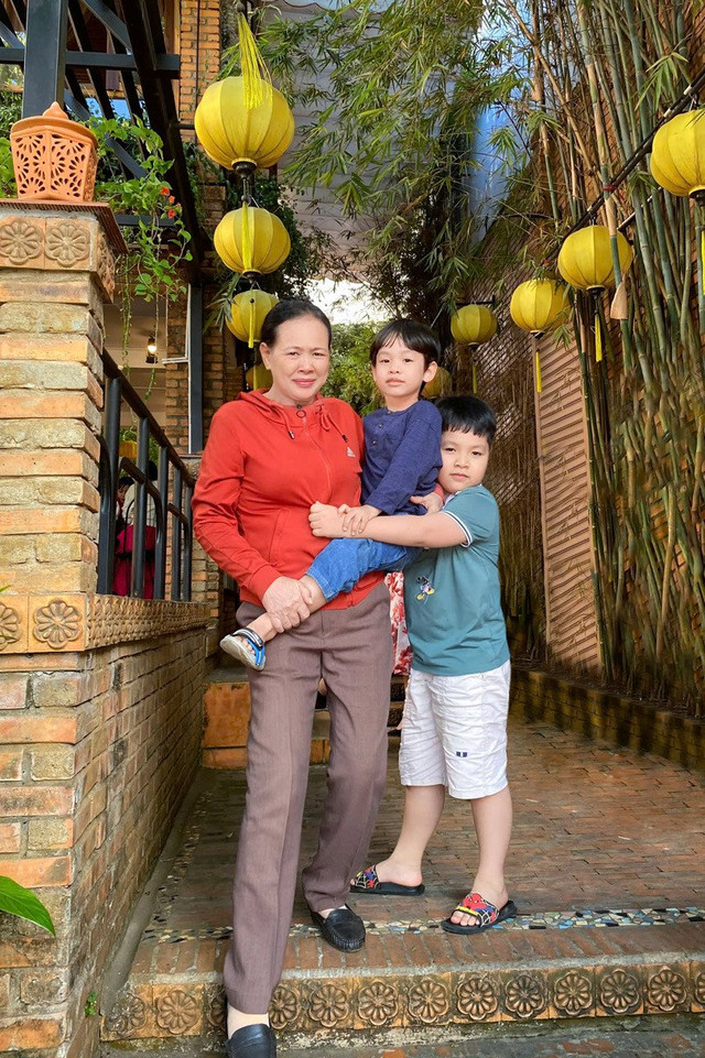 Bà nội đi 1.200km về nhà thông gia đón cháu - Hình 2 Ba noi di 1.200km ve nha thong gia don chau-Hinh-2