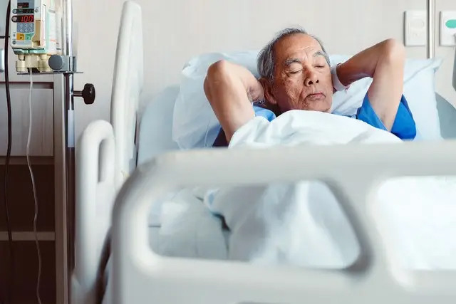 Nằm trên giường bệnh, ông lão nhận ra 3 người quan trọng nhất Nam tren giuong benh, ong lao nhan ra 3 nguoi quan trong nhat