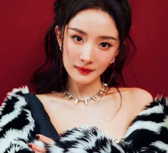Dương Mịch từng che ô cho Lưu Diệc Phi, 14 năm sau thành sao - Hình 7 Duong Mich tung che o cho Luu Diec Phi, 14 nam sau thanh sao-Hinh-7