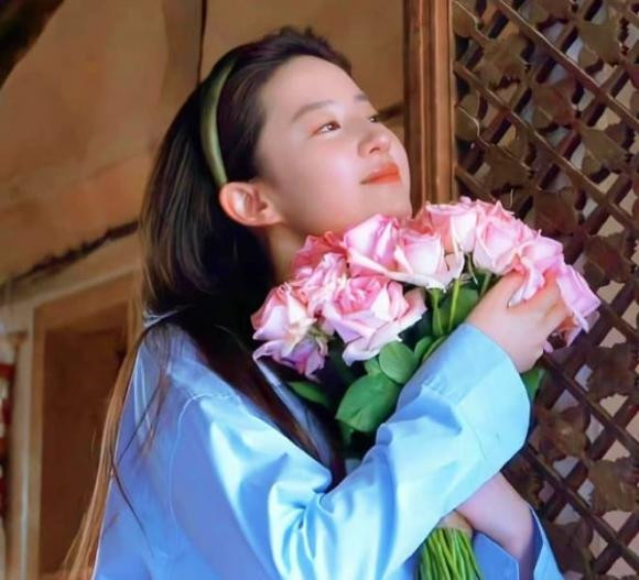 Dương Mịch từng che ô cho Lưu Diệc Phi, 14 năm sau thành sao - Hình 8 Duong Mich tung che o cho Luu Diec Phi, 14 nam sau thanh sao-Hinh-8