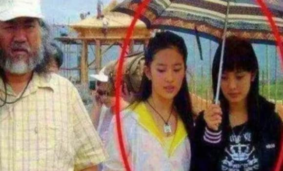 Dương Mịch từng che ô cho Lưu Diệc Phi, 14 năm sau thành sao - Hình 2 Duong Mich tung che o cho Luu Diec Phi, 14 nam sau thanh sao-Hinh-2