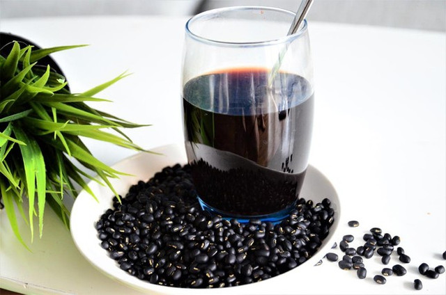 Nước đậu đen bổ dưỡng nhưng những người này nên tránh xa - Hình 2 Nuoc dau den bo duong nhung nhung nguoi nay nen tranh xa-Hinh-2