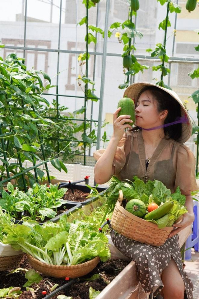 Đôi vợ chồng 8X dỡ mái nhà, chi 80 triệu trồng rau trên nóc - Hình 3 Doi vo chong 8X do mai nha, chi 80 trieu trong rau tren noc-Hinh-3