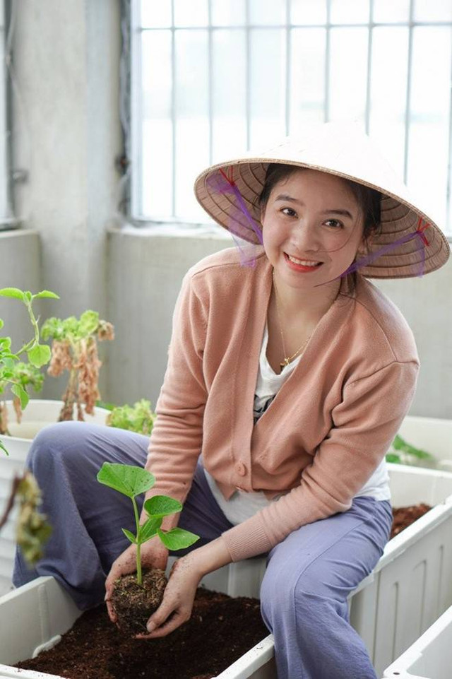 Đôi vợ chồng 8X dỡ mái nhà, chi 80 triệu trồng rau trên nóc - Hình 5 Doi vo chong 8X do mai nha, chi 80 trieu trong rau tren noc-Hinh-5