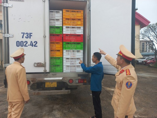 Phát hiện 4 tấn thịt gà đông lạnh không rõ nguồn gốc Phat hien 4 tan thit ga dong lanh khong ro nguon goc