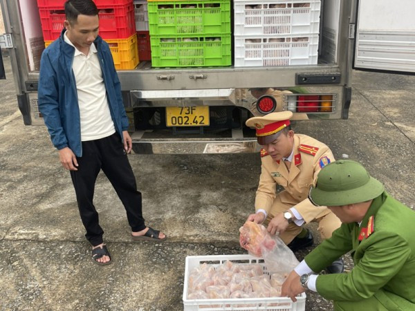 Phát hiện 4 tấn thịt gà đông lạnh không rõ nguồn gốc - Hình 2 Phat hien 4 tan thit ga dong lanh khong ro nguon goc-Hinh-2
