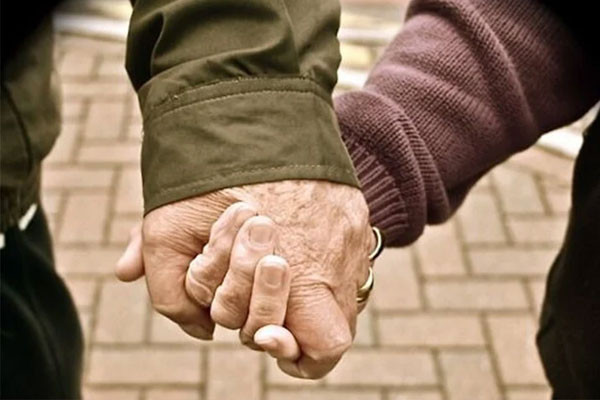 Mẹ tôi mới mất hơn 100 ngày, bố U80 đòi lấy "mối tình đầu" Me toi moi mat hon 100 ngay, bo U80 doi lay