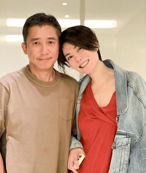 Mỗi lần Vương Phi chơi bài thua đều yêu cầu Tạ Đình Phong trả tiền Moi lan Vuong Phi choi bai thua deu yeu cau Ta Dinh Phong tra tien