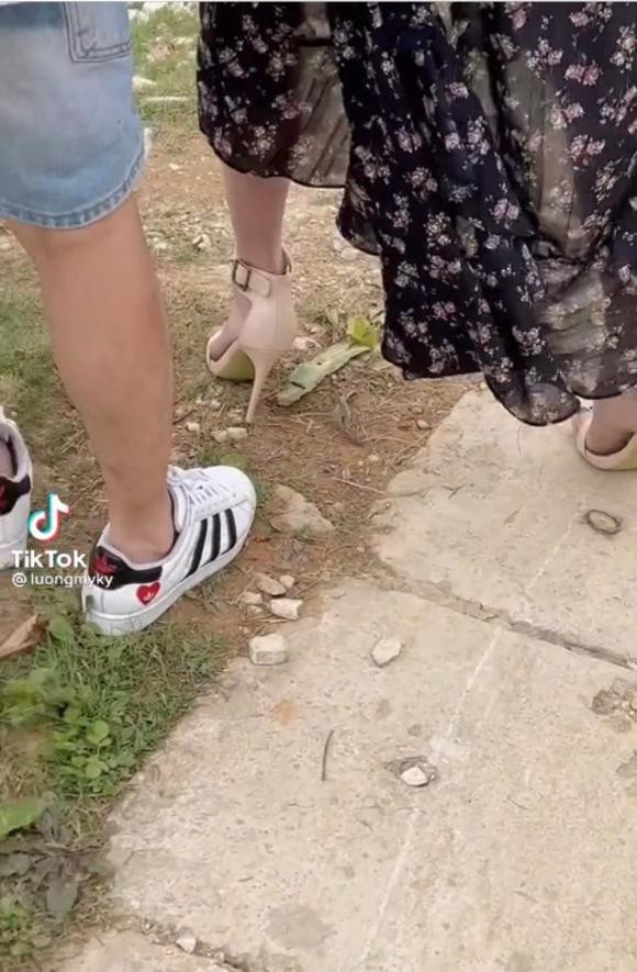 Đi giày cao gót leo núi, Á hậu chuyển giới Lương Mỹ Kỳ bị chê lố - Hình 6 Di giay cao got leo nui, A hau chuyen gioi Luong My Ky bi che lo-Hinh-6