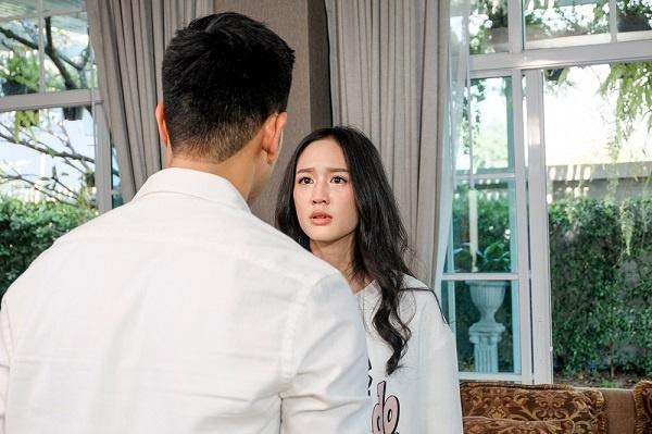 Vợ tập tễnh bế con ra khỏi nhà, chồng đọc mẩu giấy cay mắt - Hình 2 Vo tap tenh be con ra khoi nha, chong doc mau giay cay mat-Hinh-2