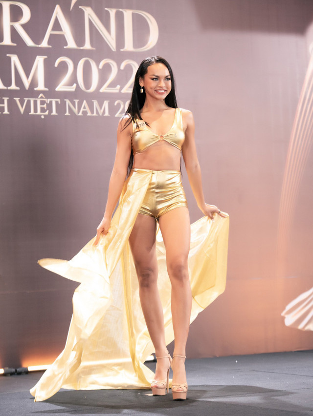 Những cô gái thi hoa hậu như chạy show - Hình 4 Nhung co gai thi hoa hau nhu chay show-Hinh-4