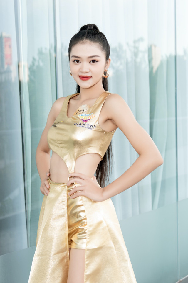 Những cô gái thi hoa hậu như chạy show - Hình 2 Nhung co gai thi hoa hau nhu chay show-Hinh-2