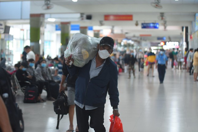Ngày đầu nghỉ lễ 2/9: Dòng người vạ vật hàng giờ chờ mua vé - Hình 10 Ngay dau nghi le 2/9: Dong nguoi va vat hang gio cho mua ve-Hinh-10
