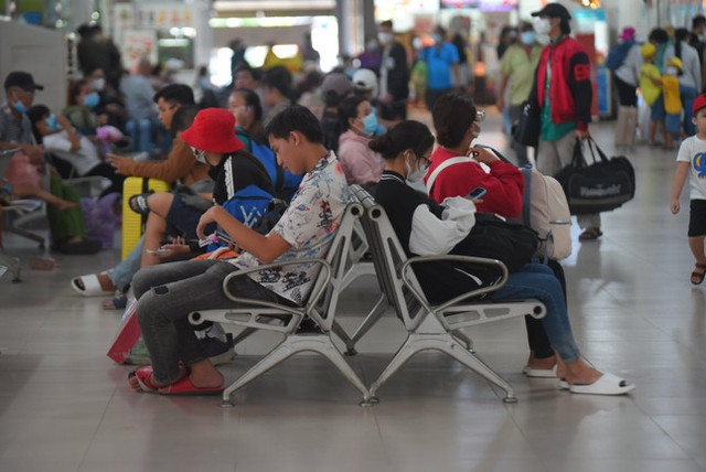 Ngày đầu nghỉ lễ 2/9: Dòng người vạ vật hàng giờ chờ mua vé - Hình 11 Ngay dau nghi le 2/9: Dong nguoi va vat hang gio cho mua ve-Hinh-11