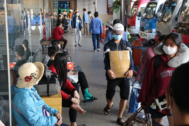 Ngày đầu nghỉ lễ 2/9: Dòng người vạ vật hàng giờ chờ mua vé - Hình 4 Ngay dau nghi le 2/9: Dong nguoi va vat hang gio cho mua ve-Hinh-4