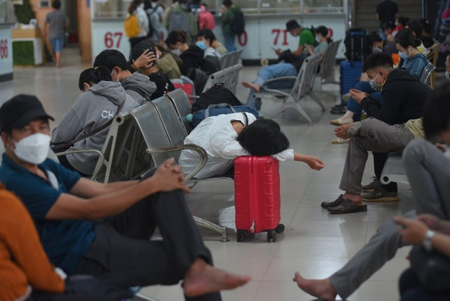 Ngày đầu nghỉ lễ 2/9: Dòng người vạ vật hàng giờ chờ mua vé - Hình 7 Ngay dau nghi le 2/9: Dong nguoi va vat hang gio cho mua ve-Hinh-7
