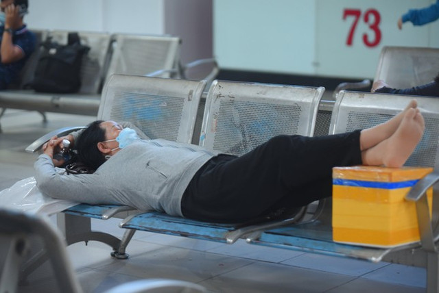 Ngày đầu nghỉ lễ 2/9: Dòng người vạ vật hàng giờ chờ mua vé - Hình 6 Ngay dau nghi le 2/9: Dong nguoi va vat hang gio cho mua ve-Hinh-6